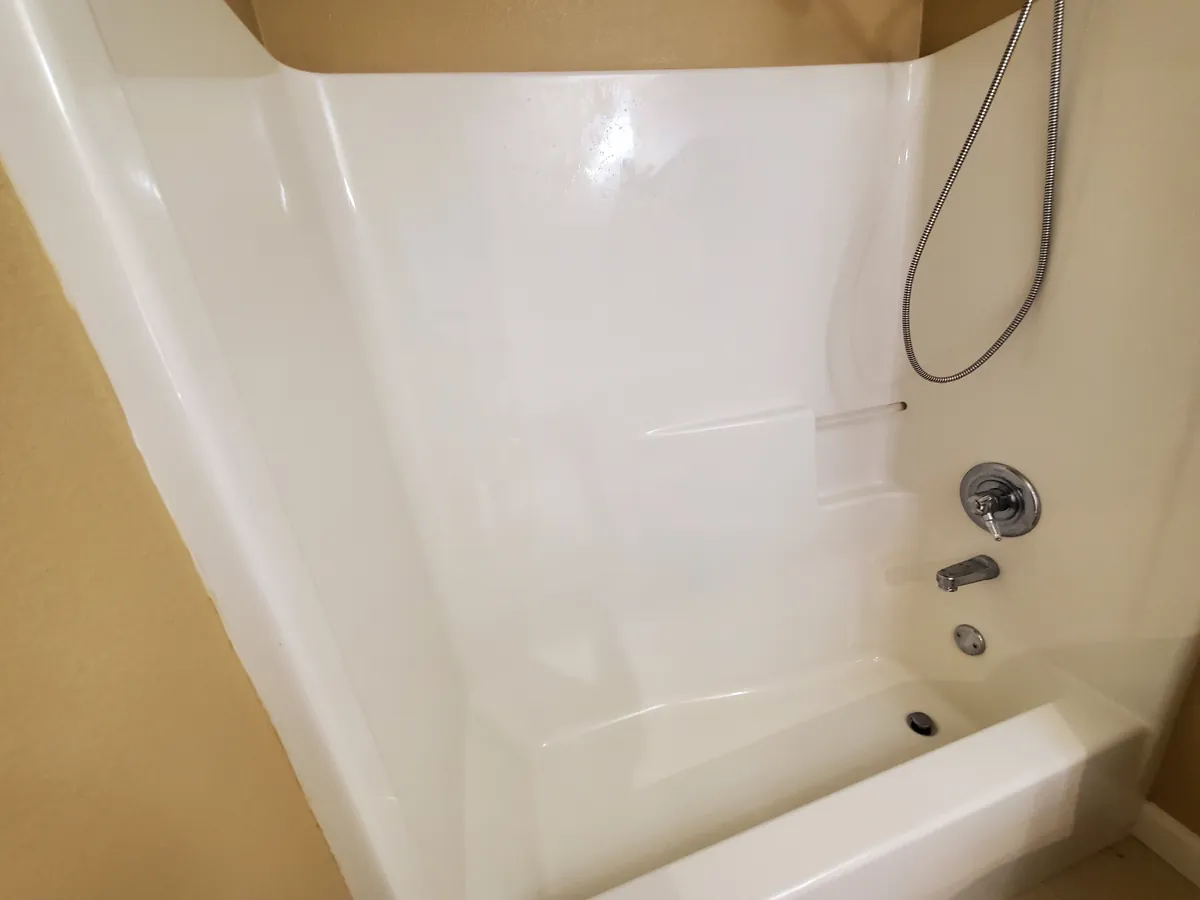 Bathtub and tile surround after a clean