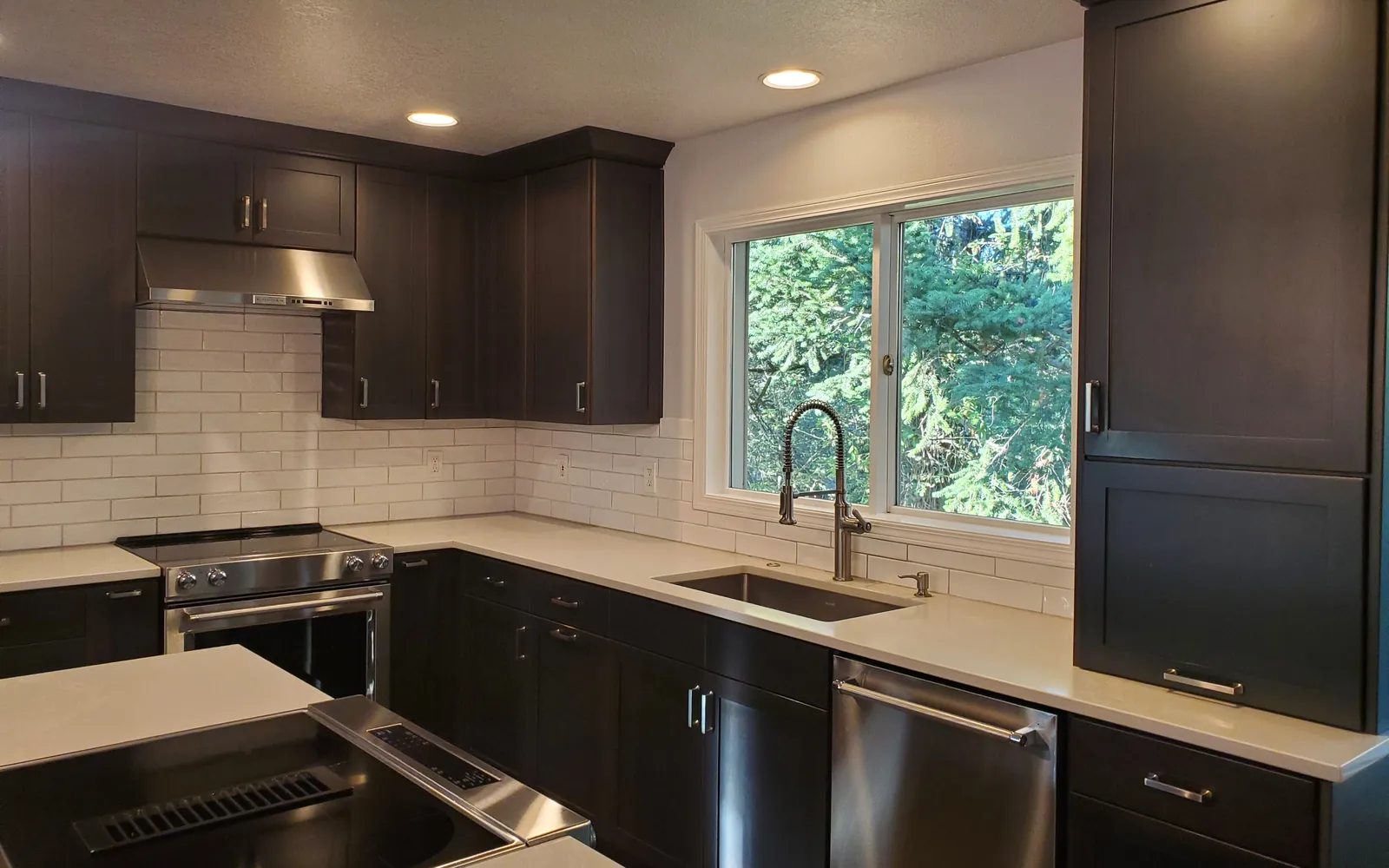 A kitchen after a Wholeheart Home clean: white subway tile, clear quartz counters, and polished stainless appliances